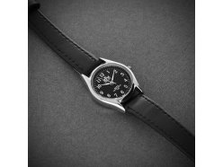 klasicke-damske-hodinky-mpm-caroline-a-kovove-pouzdro-cerny-bily-ciselnik